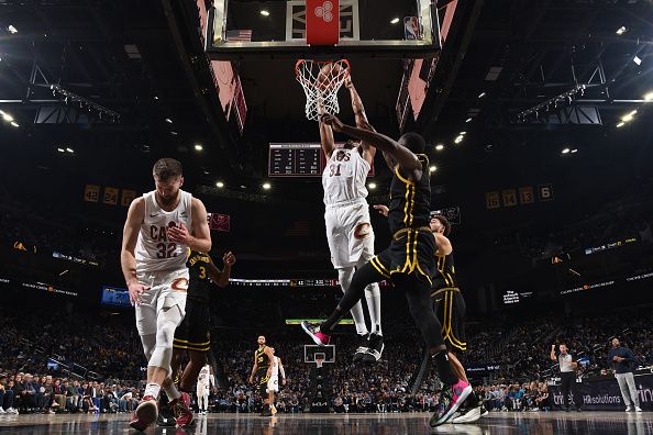 SAN FRANCISCO, CA - NOVEMBER 11: Jarrett Allen #31 of the Cleveland Cavaliers dunks the ball during the game against the Golden State Warriors on November 11, 2023 at Chase Center in San Francisco, California. NOTE TO USER: User expressly acknowledges and agrees that, by downloading and or using this photograph, user is consenting to the terms and conditions of Getty Images License Agreement. Mandatory Copyright Notice: Copyright 2023 NBAE (Photo by Noah Graham/NBAE via Getty Images)