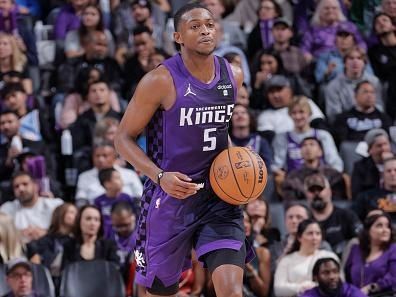 SACRAMENTO, CA - DECEMBER 22:  De'Aaron Fox #5 of the Sacramento Kings handles the ball during the game  on December 22, 2023 at Golden 1 Center in Sacramento, California. NOTE TO USER: User expressly acknowledges and agrees that, by downloading and or using this Photograph, user is consenting to the terms and conditions of the Getty Images License Agreement. Mandatory Copyright Notice: Copyright 2023 NBAE (Photo by Rocky Widner/NBAE via Getty Images)