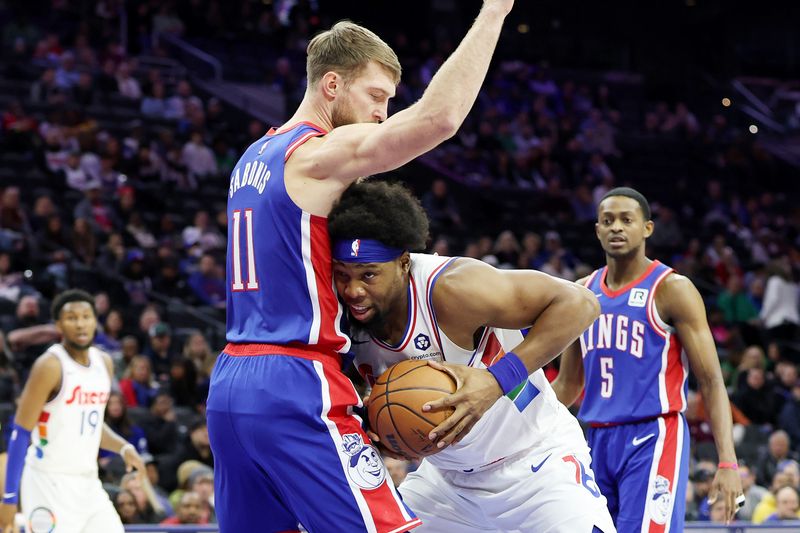 PHILADELPHIA, PENNSYLVANIA - JANUARY 29: Guerschon Yabusele #28 of the Philadelphia 76ers drives to the basket against Domantas Sabonis #11 of the Sacramento Kings during the first half at the Wells Fargo Center on January 29, 2025 in Philadelphia, Pennsylvania. NOTE TO USER: User expressly acknowledges and agrees that, by downloading and or using this photograph, User is consenting to the terms and conditions of the Getty Images License Agreement. (Photo by Emilee Chinn/Getty Images)