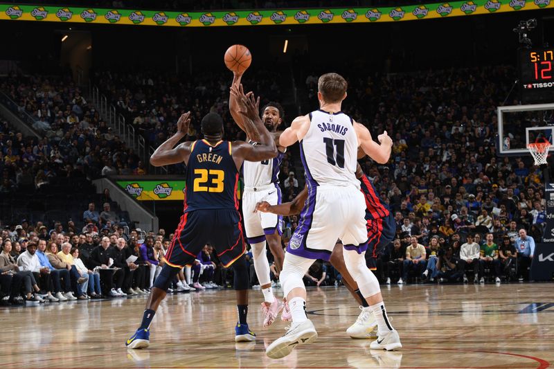 SAN FRANCISCO, CA - JANUARY 5: Malik Monk #0 of the Sacramento Kings passes the ball during the game against the Golden State Warriors on January 5, 2025 at Chase Center in San Francisco, California. NOTE TO USER: User expressly acknowledges and agrees that, by downloading and or using this photograph, user is consenting to the terms and conditions of Getty Images License Agreement. Mandatory Copyright Notice: Copyright 2025 NBAE (Photo by Noah Graham/NBAE via Getty Images)