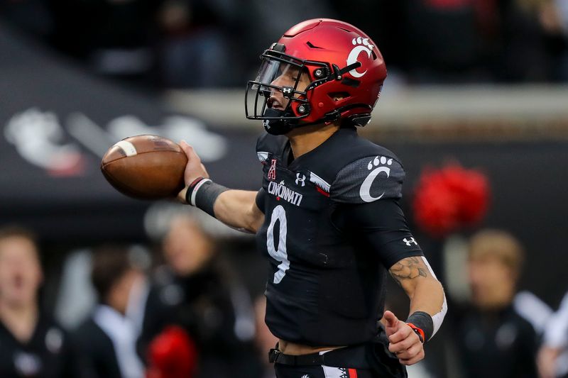 Nov 20, 2021; Cincinnati, Ohio, USA; Cincinnati Bearcats quarterback Desmond Ridder (9) runs the ball in for a touchdown against the Southern Methodist Mustangs in the first half at Nippert Stadium. Mandatory Credit: Katie Stratman-USA TODAY Sports