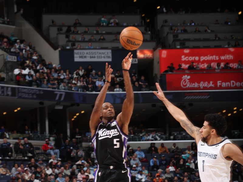 MEMPHIS, TN - DECEMBER 5: De'Aaron Fox #5 of the Sacramento Kings shoots the ball during the game against the Memphis Grizzlies on December 5, 2024 at FedExForum in Memphis, Tennessee. NOTE TO USER: User expressly acknowledges and agrees that, by downloading and or using this photograph, User is consenting to the terms and conditions of the Getty Images License Agreement. Mandatory Copyright Notice: Copyright 2024 NBAE (Photo by Joe Murphy/NBAE via Getty Images)