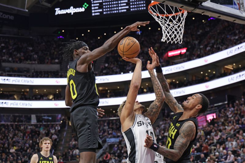 SALT LAKE CITY, UT - MARCH 27: Taylor Hendricks #0 of the Utah Jazz blocks Jeremy Sochan #10 of the San Antonio Spurs during the game on March 27, 2024 at Delta Center in Salt Lake City, Utah. NOTE TO USER: User expressly acknowledges and agrees that, by downloading and or using this Photograph, User is consenting to the terms and conditions of the Getty Images License Agreement. Mandatory Copyright Notice: Copyright 2024 NBAE (Photo by Chris Nicoll/NBAE via Getty Images)