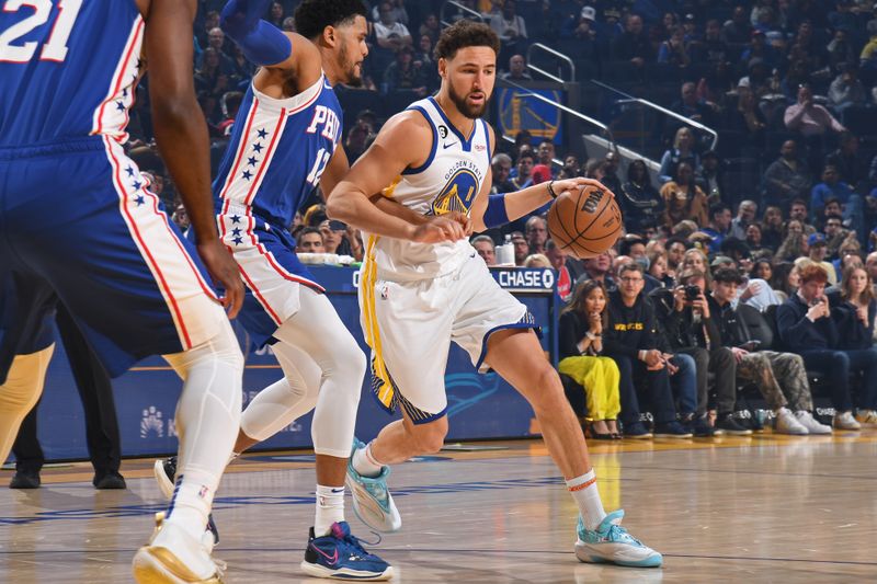 SAN FRANCISCO, CA - MARCH 24: Klay Thompson #11 of the Golden State Warriors dribbles the ball during the game against the Philadelphia 76ers on March 24, 2023 at Chase Center in San Francisco, California. NOTE TO USER: User expressly acknowledges and agrees that, by downloading and or using this photograph, user is consenting to the terms and conditions of Getty Images License Agreement. Mandatory Copyright Notice: Copyright 2023 NBAE (Photo by Noah Graham/NBAE via Getty Images)