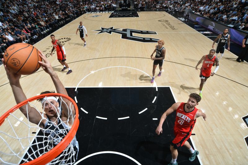 SAN ANTONIO, TX - OCTOBER 28: Zach Collins #23 of the San Antonio Spurs dunks the ball during the game against the Houston Rockets during a regular season game on October 28, 2024 at the Frost Bank Center in San Antonio, Texas. NOTE TO USER: User expressly acknowledges and agrees that, by downloading and or using this photograph, user is consenting to the terms and conditions of the Getty Images License Agreement. Mandatory Copyright Notice: Copyright 2024 NBAE (Photos by Michael Gonzales/NBAE via Getty Images)