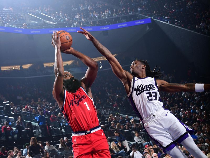 INGLEWOOD, CA - NOVEMBER 22: James Harden #1 of the LA Clippers shoots the ball during the game against the Sacramento Kings on November 22, 2024 at Intuit Dome in Los Angeles, California. NOTE TO USER: User expressly acknowledges and agrees that, by downloading and/or using this Photograph, user is consenting to the terms and conditions of the Getty Images License Agreement. Mandatory Copyright Notice: Copyright 2024 NBAE (Photo by Adam Pantozzi/NBAE via Getty Images)