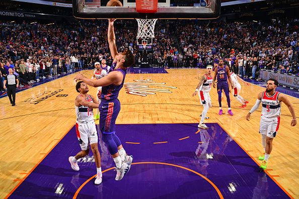 PHOENIX, AZ - DECEMBER 17: Grayson Allen #8 of the Phoenix Suns drives to the basket during the game against the Washington Wizards on December 17, 2023 at Footprint Center in Phoenix, Arizona. NOTE TO USER: User expressly acknowledges and agrees that, by downloading and or using this photograph, user is consenting to the terms and conditions of the Getty Images License Agreement. Mandatory Copyright Notice: Copyright 2023 NBAE (Photo by Barry Gossage/NBAE via Getty Images)