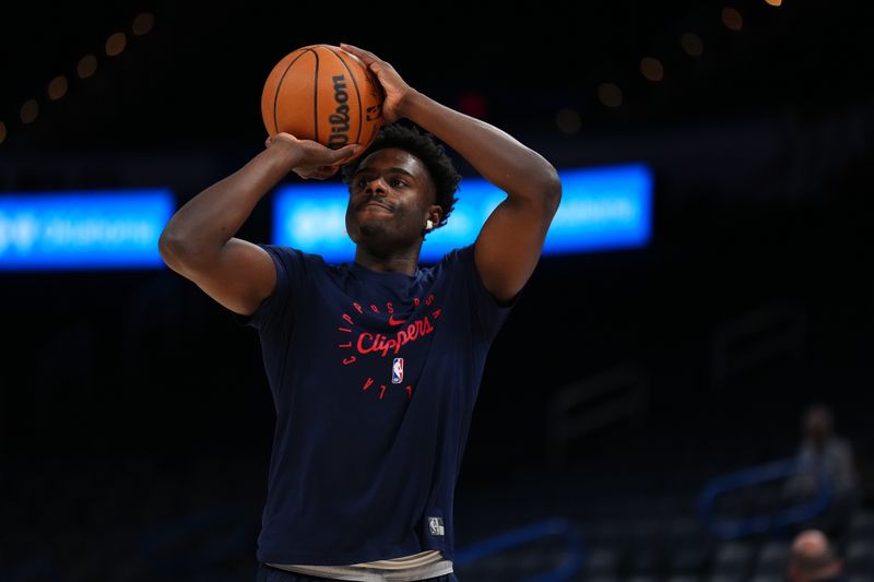 OKLAHOMA CITY, OK - JANUARY 2: Kobe Brown #21 of the LA Clippers warms up before the game against the Oklahoma City Thunder on January 2, 2025 at Paycom Center in Oklahoma City, Oklahoma. NOTE TO USER: User expressly acknowledges and agrees that, by downloading and or using this photograph, User is consenting to the terms and conditions of the Getty Images License Agreement. Mandatory Copyright Notice: Copyright 2025 NBAE (Photo by Cooper Neill/NBAE via Getty Images)