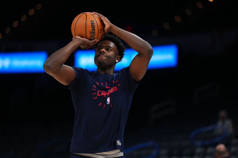 OKLAHOMA CITY, OK - JANUARY 2: Kobe Brown #21 of the LA Clippers warms up before the game against the Oklahoma City Thunder on January 2, 2025 at Paycom Center in Oklahoma City, Oklahoma. NOTE TO USER: User expressly acknowledges and agrees that, by downloading and or using this photograph, User is consenting to the terms and conditions of the Getty Images License Agreement. Mandatory Copyright Notice: Copyright 2025 NBAE (Photo by Cooper Neill/NBAE via Getty Images)