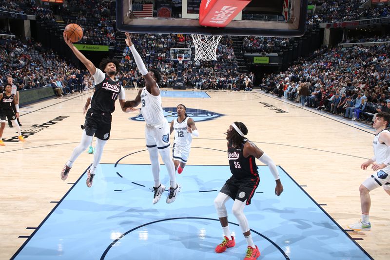 MEMPHIS, TN - NOVEMBER 25: Shaedon Sharpe #17 of the Portland Trail Blazers drives to the basket during the game against the Memphis Grizzlies on November 25, 2024 at FedExForum in Memphis, Tennessee. NOTE TO USER: User expressly acknowledges and agrees that, by downloading and or using this photograph, User is consenting to the terms and conditions of the Getty Images License Agreement. Mandatory Copyright Notice: Copyright 2024 NBAE (Photo by Joe Murphy/NBAE via Getty Images)