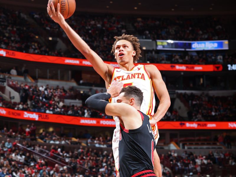 CHICAGO, IL - NOVEMBER 22: Dyson Daniels #5 of the Atlanta Hawks drives to the basket during the game against the Chicago Bulls during the Emirates NBA Cup game on November 22, 2024 at United Center in Chicago, Illinois. NOTE TO USER: User expressly acknowledges and agrees that, by downloading and or using this photograph, User is consenting to the terms and conditions of the Getty Images License Agreement. Mandatory Copyright Notice: Copyright 2024 NBAE (Photo by Jeff Haynes/NBAE via Getty Images)