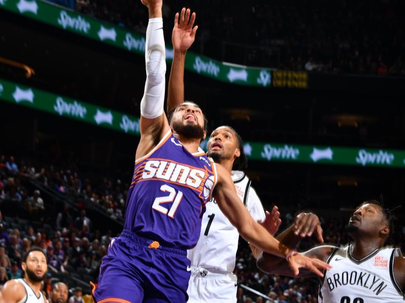 PHOENIX, AZ - NOVEMBER 27: Tyus Jones #21 of the Phoenix Suns drives to the basket during the game against the Brooklyn Nets on November 27, 2024 at Footprint Center in Phoenix, Arizona. NOTE TO USER: User expressly acknowledges and agrees that, by downloading and or using this photograph, user is consenting to the terms and conditions of the Getty Images License Agreement. Mandatory Copyright Notice: Copyright 2024 NBAE (Photo by Barry Gossage/NBAE via Getty Images)