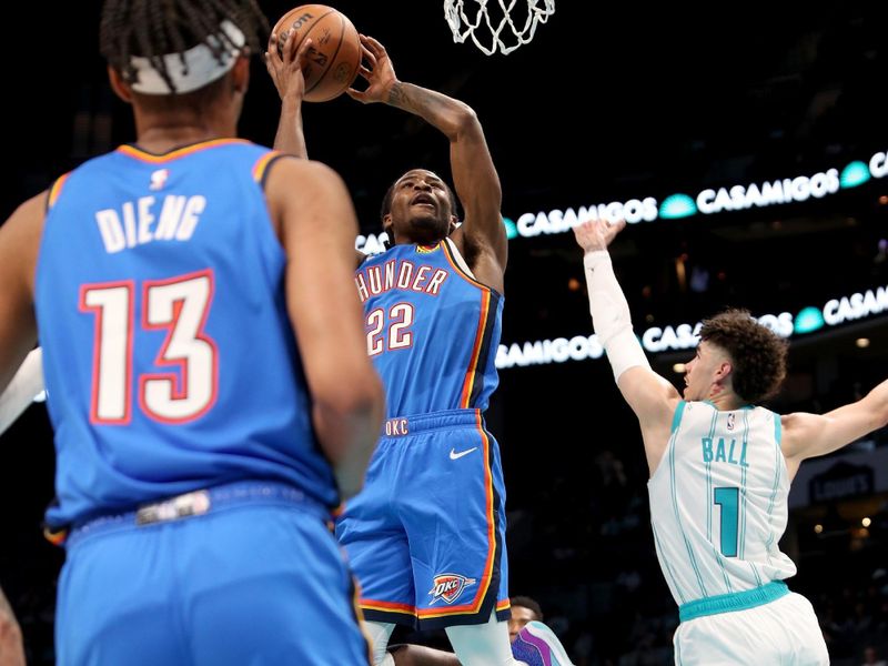 CHARLOTTE, NC - OCTOBER 15: Cason Wallace #22 of the Oklahoma City Thunder drives to the basket during the game against the Charlotte Hornets on October 15, 2023 at Spectrum Center in Charlotte, North Carolina. NOTE TO USER: User expressly acknowledges and agrees that, by downloading and or using this photograph, User is consenting to the terms and conditions of the Getty Images License Agreement.  Mandatory Copyright Notice:  Copyright 2023 NBAE (Photo by Brock Williams-Smith/NBAE via Getty Images)