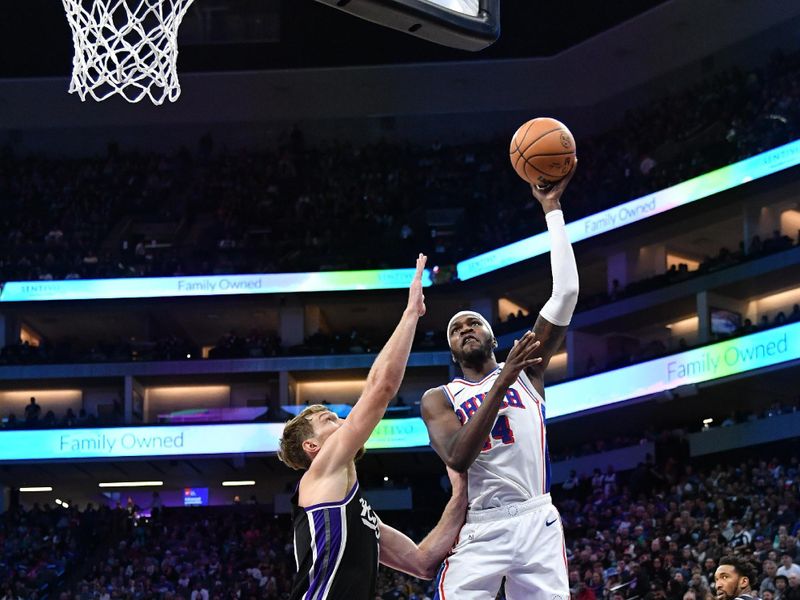 SACRAMENTO, CA - March 25:  Paul Reed #44 of the Philadelphia 76ers drives to the basket during the game against the Sacramento Kings on March 25, 2024 at Golden 1 Center in Sacramento, California. NOTE TO USER: User expressly acknowledges and agrees that, by downloading and or using this Photograph, user is consenting to the terms and conditions of the Getty Images License Agreement. Mandatory Copyright Notice: Copyright 2024 NBAE (Photo by Juan Ocampo/NBAE via Getty Images)