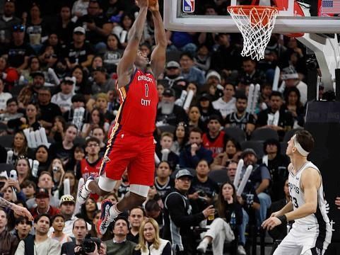 SAN ANTONIO, TX - DECEMBER 17: Zion Williamson #1 of the New Orleans Pelicans dunks past Zach Collins #23 of the San Antonio Spurs in the second half at Frost Bank Center on December  17, 2023 in San Antonio, Texas. NOTE TO USER: User expressly acknowledges and agrees that, by downloading and or using this photograph, User is consenting to terms and conditions of the Getty Images License Agreement. (Photo by Ronald Cortes/Getty Images)