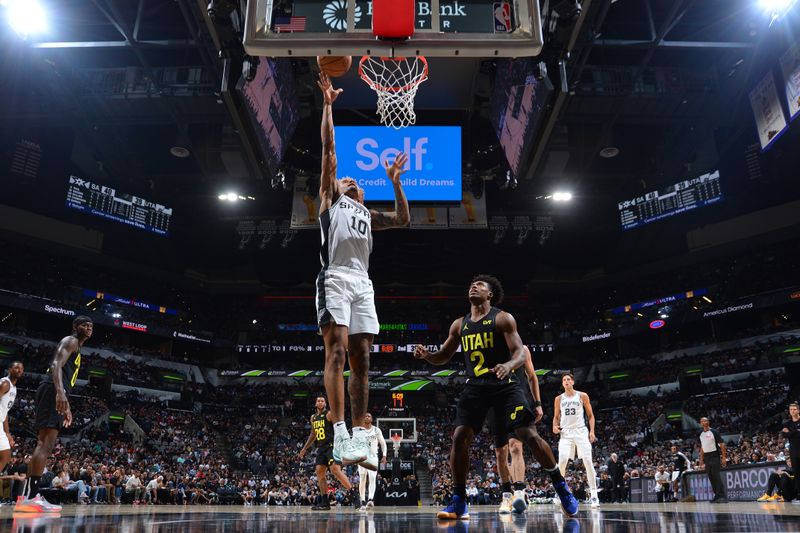 SAN ANTONIO, TX - OCTOBER 12: Jeremy Sochan #10 of the San Antonio Spurs shoots the ball during the game against the Utah Jazz during a NBA pre season game on October 12, 2024 at the Frost Bank Center in San Antonio, Texas. NOTE TO USER: User expressly acknowledges and agrees that, by downloading and or using this photograph, user is consenting to the terms and conditions of the Getty Images License Agreement. Mandatory Copyright Notice: Copyright 2024 NBAE (Photos by Michael Gonzales/NBAE via Getty Images)