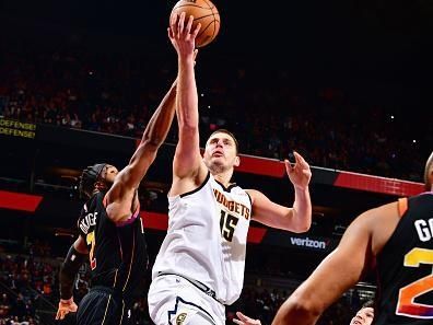 PHOENIX, AZ - DECEMBER 1: Nikola Jokic #15 of the Denver Nuggets drives to the basket during the game against the Phoenix Suns on December 1, 2023 at Footprint Center in Phoenix, Arizona. NOTE TO USER: User expressly acknowledges and agrees that, by downloading and or using this photograph, user is consenting to the terms and conditions of the Getty Images License Agreement. Mandatory Copyright Notice: Copyright 2023 NBAE (Photo by Barry Gossage/NBAE via Getty Images)