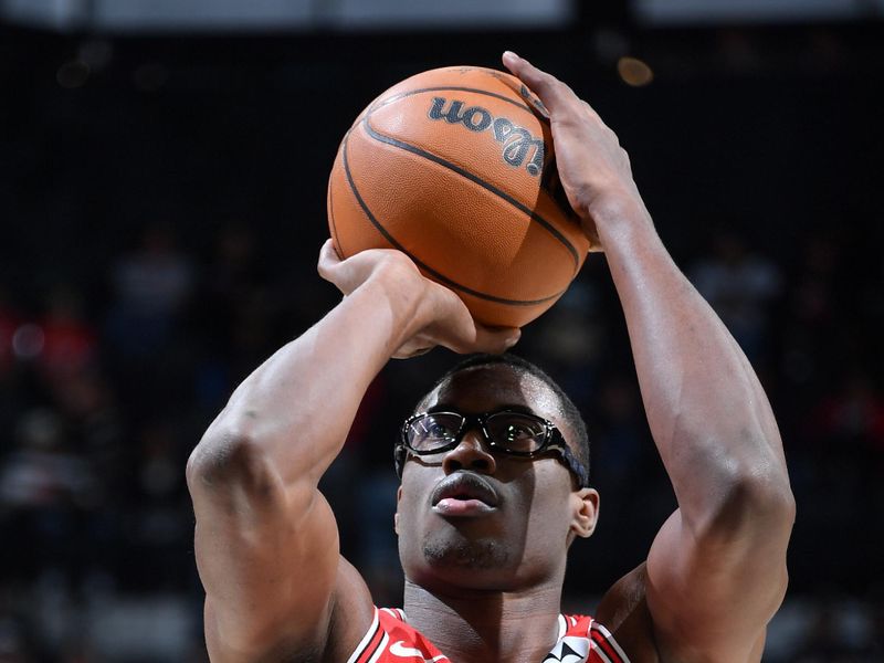 SAN ANTONIO, TX - DECEMBER 5: Jalen Smith #7 of the Chicago Bulls shoots a free throw during the game against the San Antonio Spurs on December 5, 2024 at the Frost Bank Center in San Antonio, Texas. NOTE TO USER: User expressly acknowledges and agrees that, by downloading and or using this photograph, user is consenting to the terms and conditions of the Getty Images License Agreement. Mandatory Copyright Notice: Copyright 2024 NBAE (Photos by Michael Gonzales/NBAE via Getty Images)