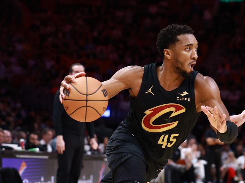 MIAMI, FLORIDA - JANUARY 29: Donovan Mitchell #45 of the Cleveland Cavaliers controls the ball against the Miami Heat during the second half at Kaseya Center on January 29, 2025 in Miami, Florida.  NOTE TO USER: User expressly acknowledges and agrees that, by downloading and or using this Photograph, user is consenting to the terms and conditions of the Getty Images License Agreement. (Photo by Carmen Mandato/Getty Images)