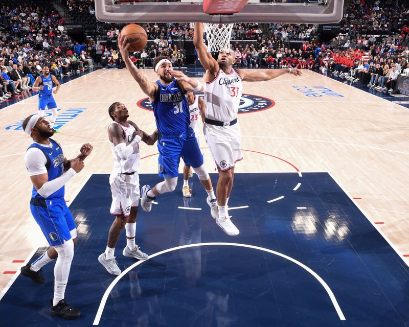 INGLEWOOD, CA - OCTOBER 14: Klay Thompson #31 of the Dallas Mavericks drives to the basket during the game against the LA Clippers on October 14, 2024 at Intuit Dome in Los Angeles, California. NOTE TO USER: User expressly acknowledges and agrees that, by downloading and/or using this Photograph, user is consenting to the terms and conditions of the Getty Images License Agreement. Mandatory Copyright Notice: Copyright 2024 NBAE (Photo by Juan Ocampo/NBAE via Getty Images)