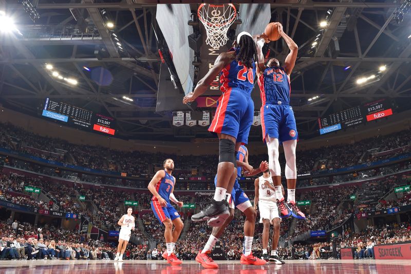 CLEVELAND, OH - OCTOBER 25: Tobias Harris #12 of the Detroit Pistons drives to the basket during the game against the Cleveland Cavaliers on October 25, 2024 at Rocket Mortgage FieldHouse in Cleveland, Ohio. NOTE TO USER: User expressly acknowledges and agrees that, by downloading and/or using this Photograph, user is consenting to the terms and conditions of the Getty Images License Agreement. Mandatory Copyright Notice: Copyright 2024 NBAE (Photo by David Liam Kyle/NBAE via Getty Images)