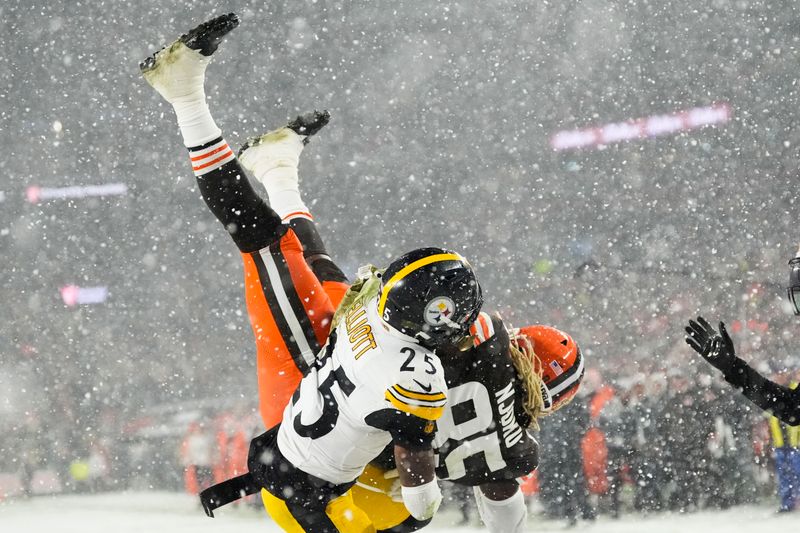 Cleveland Browns tight end David Njoku (85) pulls in a 2-point conversion reception over Pittsburgh Steelers safety DeShon Elliott (25) in the second half of an NFL football game, Thursday, Nov. 21, 2024, in Cleveland. (AP Photo/Sue Ogrocki)