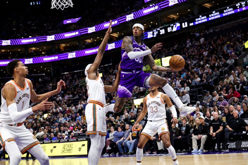 SALT LAKE CITY, UT - FEBRUARY 25: Jordan Clarkson #00 of the Utah Jazz passes the ball during the game against the San Antonio Spurs on February 25, 2024 at vivint.SmartHome Arena in Salt Lake City, Utah. NOTE TO USER: User expressly acknowledges and agrees that, by downloading and or using this Photograph, User is consenting to the terms and conditions of the Getty Images License Agreement. Mandatory Copyright Notice: Copyright 2024 NBAE (Photo by Chris Nicoll/NBAE via Getty Images)