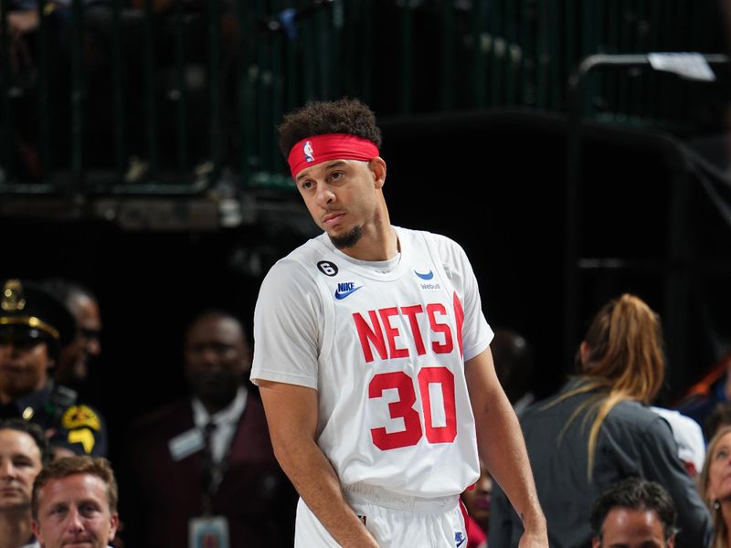 DALLAS, TX - NOVEMBER 7: Seth Curry #30 of the Brooklyn Nets looks on during the game against the Dallas Mavericks on November 7, 2022 at the American Airlines Center in Dallas, Texas. NOTE TO USER: User expressly acknowledges and agrees that, by downloading and or using this photograph, User is consenting to the terms and conditions of the Getty Images License Agreement. Mandatory Copyright Notice: Copyright 2022 NBAE (Photo by Glenn James/NBAE via Getty Images)