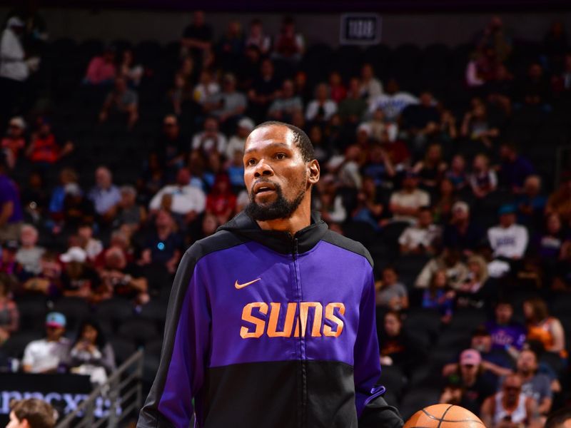 PHOENIX, AZ - MARCH 21: Kevin Durant #35 of the Phoenix Suns warms up before the game against the Cleveland Cavaliers  on March 21, 2025 at PHX Arena in Phoenix, Arizona. NOTE TO USER: User expressly acknowledges and agrees that, by downloading and or using this photograph, user is consenting to the terms and conditions of the Getty Images License Agreement. Mandatory Copyright Notice: Copyright 2025 NBAE (Photo by Barry Gossage/NBAE via Getty Images)