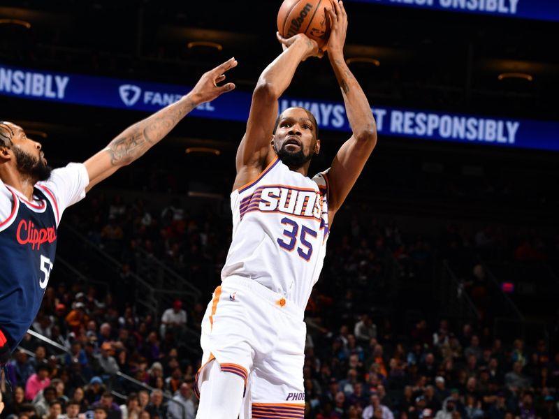 PHOENIX, AZ - JANUARY 27:  Kevin Durant #35 of the Phoenix Suns shoots the ball during the game against the LA Clippers on January 27, 2025 at Footprint Center in Phoenix, Arizona. NOTE TO USER: User expressly acknowledges and agrees that, by downloading and or using this photograph, user is consenting to the terms and conditions of the Getty Images License Agreement. Mandatory Copyright Notice: Copyright 2025 NBAE (Photo by Barry Gossage/NBAE via Getty Images)