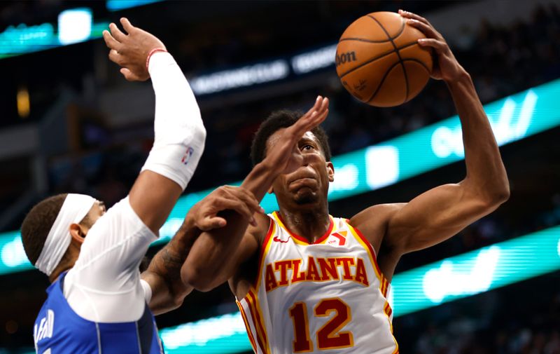 DALLAS, TX - APRIL 04: De'Andre Hunter #12 of the Atlanta Hawks drives inside for a shot as Daniel Gafford #21 of the Dallas Mavericks defends in the first half at American Airlines Center on April 4, 2024 in Dallas, Texas. NOTE TO USER: User expressly acknowledges and agrees that, by downloading and or using this photograph, User is consenting to the terms and conditions of the Getty Images License Agreement. (Photo by Ron Jenkins/Getty Images)