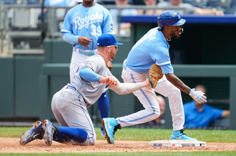 Aug 3, 2023; Kansas City, Missouri, USA; Kansas City Royals third baseman Maikel Garcia (11) is picked off by New York Mets first baseman Pete Alonso (20) during the fifth inning at Kauffman Stadium. Mandatory Credit: Jay Biggerstaff-USA TODAY Sports