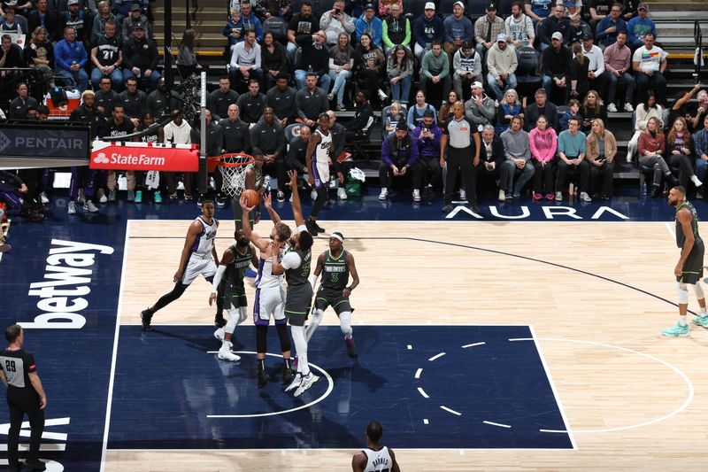 MINNEAPOLIS, MN -  MARCH 1: Domantas Sabonis #10 of the Sacramento Kings drives to the basket during the game against the Minnesota Timberwolves on March 1, 2024 at Target Center in Minneapolis, Minnesota. NOTE TO USER: User expressly acknowledges and agrees that, by downloading and or using this Photograph, user is consenting to the terms and conditions of the Getty Images License Agreement. Mandatory Copyright Notice: Copyright 2024 NBAE (Photo by David Sherman/NBAE via Getty Images)