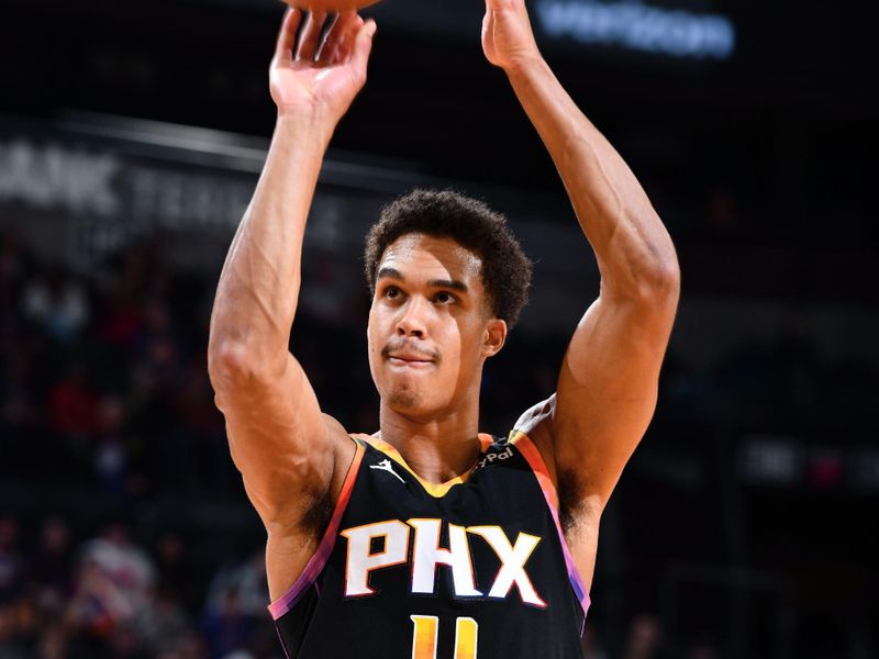 PHOENIX, AZ - DECEMBER 3: Oso Ighodaro #4 of the Phoenix Suns shoots a free throw during the game against the San Antonio Spurs during a Emirates NBA Cup game on December 3, 2024 at Footprint Center in Phoenix, Arizona. NOTE TO USER: User expressly acknowledges and agrees that, by downloading and or using this photograph, user is consenting to the terms and conditions of the Getty Images License Agreement. Mandatory Copyright Notice: Copyright 2024 NBAE (Photo by Barry Gossage/NBAE via Getty Images)