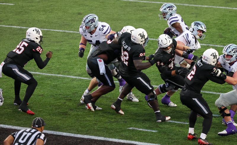 Nov 2, 2024; Houston, Texas, USA; Kansas State Wildcats running back DJ Giddens (31) rushes for a touchdown against the Houston Cougars n the second quarter at TDECU Stadium. Mandatory Credit: Thomas B. Shea-Imagn Images