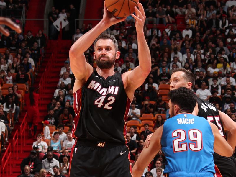 MIAMI, FL - JANUARY 10: Kevin Love #42 of the Miami Heat handles the ball during the game against the Oklahoma City Thunder on January 10, 2023 at Kaseya Center in Miami, Florida. NOTE TO USER: User expressly acknowledges and agrees that, by downloading and or using this Photograph, user is consenting to the terms and conditions of the Getty Images License Agreement. Mandatory Copyright Notice: Copyright 2023 NBAE (Photo by Issac Baldizon/NBAE via Getty Images)