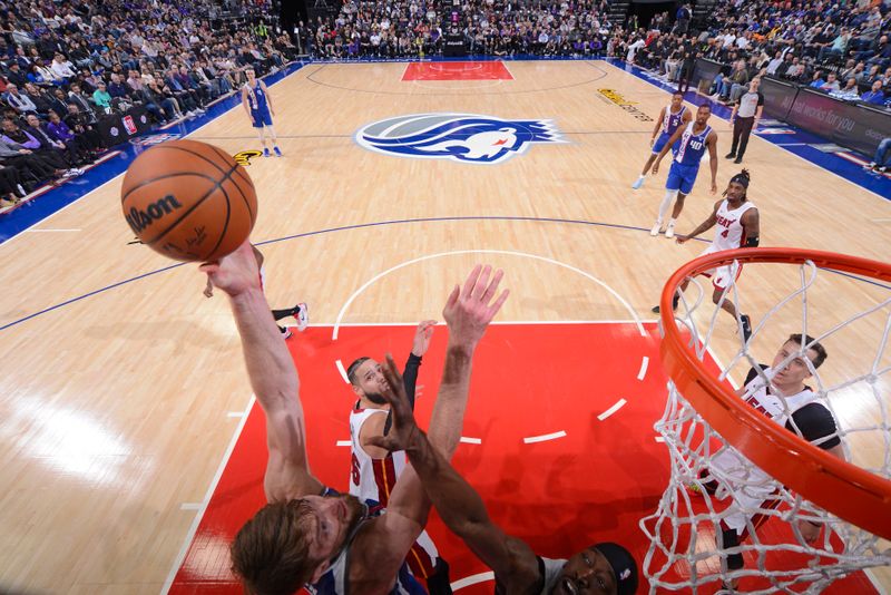 SACRAMENTO, CA - FEBRUARY 26: Domantas Sabonis #10 of the Sacramento Kings drives to the basket during the game against the Miami Heat on February 26, 2024 at Golden 1 Center in Sacramento, California. NOTE TO USER: User expressly acknowledges and agrees that, by downloading and or using this Photograph, user is consenting to the terms and conditions of the Getty Images License Agreement. Mandatory Copyright Notice: Copyright 2024 NBAE (Photo by Rocky Widner/NBAE via Getty Images)