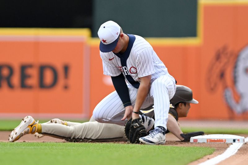 Jul 22, 2023; Detroit, Michigan, USA; San Diego Padres shortstop Ha-Seong Kim (7) dives back safely into first base in the first inning at Comerica Park. Mandatory Credit: Lon Horwedel-USA TODAY Sports