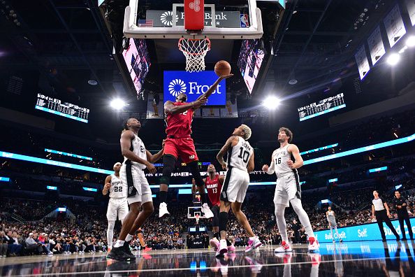 SAN ANTONIO, TX - NOVEMBER 12: Jimmy Butler #22 of the Miami Heat drives to the basket during the game against the San Antonio Spurs on November 12, 2023 at the Frost Bank Center in San Antonio, Texas. NOTE TO USER: User expressly acknowledges and agrees that, by downloading and or using this photograph, user is consenting to the terms and conditions of the Getty Images License Agreement. Mandatory Copyright Notice: Copyright 2023 NBAE (Photos by Michael Gonzales/NBAE via Getty Images)