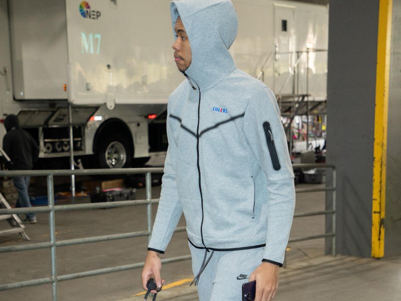 PORTLAND, OR - MARCH 13:  Anfernee Simons #1 of the Portland Trail Blazers arrives to the arena before the game on March 13, 2024 at the Moda Center Arena in Portland, Oregon. NOTE TO USER: User expressly acknowledges and agrees that, by downloading and or using this photograph, user is consenting to the terms and conditions of the Getty Images License Agreement. Mandatory Copyright Notice: Copyright 2024 NBAE (Photo by Cameron Browne/NBAE via Getty Images)