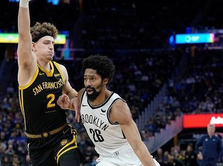 SAN FRANCISCO, CALIFORNIA - DECEMBER 16: Spencer Dinwiddie #26 of the Brooklyn Nets drives to the basket on Brandin Podziemski #2 of the Golden State Warriors during the third quarter of an NBA basketball game at Chase Center on December 16, 2023 in San Francisco, California. NOTE TO USER: User expressly acknowledges and agrees that, by downloading and or using this photograph, User is consenting to the terms and conditions of the Getty Images License Agreement. (Photo by Thearon W. Henderson/Getty Images)