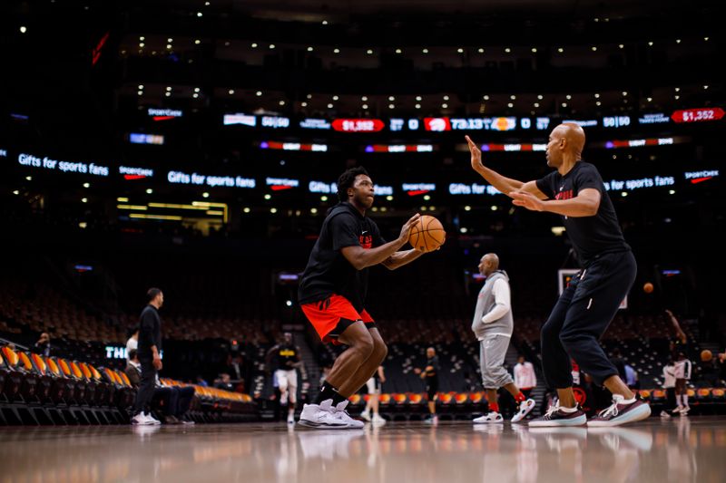 TORONTO, ON - DECEMBER 07: O.G. Anunoby #3 of the Toronto Raptors warms up ahead of their NBA game against the Los Angeles Lakers at Scotiabank Arena on December 7, 2022 in Toronto, Canada. NOTE TO USER: User expressly acknowledges and agrees that, by downloading and or using this photograph, User is consenting to the terms and conditions of the Getty Images License Agreement. (Photo by Cole Burston/Getty Images)