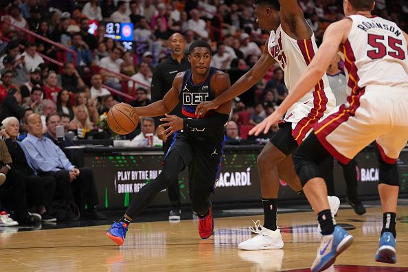 MIAMI, FL - OCTOBER 25: Jaden Ivey #23 of the Detroit Pistons dribbles the ball during the game against the Miami Heat on October 25, 2023 at Kaseya Center in Miami, Florida. NOTE TO USER: User expressly acknowledges and agrees that, by downloading and or using this Photograph, user is consenting to the terms and conditions of the Getty Images License Agreement. Mandatory Copyright Notice: Copyright 2023 NBAE (Photo by Eric Espada/NBAE via Getty Images)