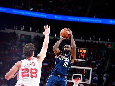 HOUSTON, TX - DECEMBER 22:   Tim Hardaway Jr. #10 of the Dallas Mavericks shoots the ball during the game against the Houston Rockets on December 22, 2023 at the Toyota Center in Houston, Texas. NOTE TO USER: User expressly acknowledges and agrees that, by downloading and or using this photograph, User is consenting to the terms and conditions of the Getty Images License Agreement. Mandatory Copyright Notice: Copyright 2023 NBAE (Photo by Logan Riely/NBAE via Getty Images)