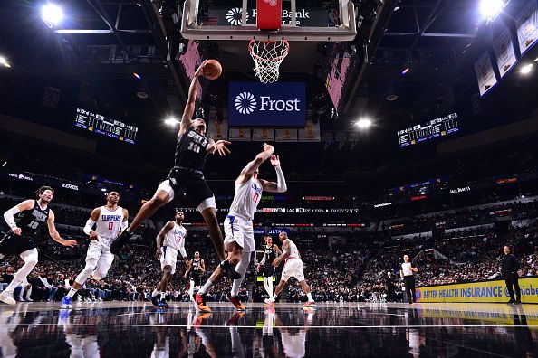 SAN ANTONIO, TX - NOVEMBER 22: Jeremy Sochan #10 of the San Antonio Spurs drives to the basket during the game against the LA Clippers on November 22, 2023 at the Frost Bank Center in San Antonio, Texas. NOTE TO USER: User expressly acknowledges and agrees that, by downloading and or using this photograph, user is consenting to the terms and conditions of the Getty Images License Agreement. Mandatory Copyright Notice: Copyright 2023 NBAE (Photos by Michael Gonzales/NBAE via Getty Images)