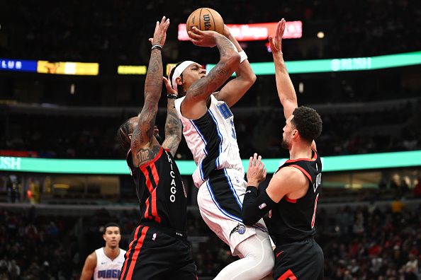 CHICAGO, ILLINOIS - NOVEMBER 17: Paolo Banchero #5 of the Orlando Magic shoots in the first half of an NBA In-Season Tournament game against the Chicago Bulls at the United Center on November 17, 2023 in Chicago, Illinois.  NOTE TO USER: User expressly acknowledges and agrees that, by downloading and or using this photograph, User is consenting to the terms and conditions of the Getty Images License Agreement.  (Photo by Quinn Harris/Getty Images)