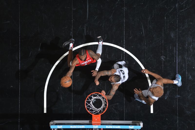 SAN ANTONIO, TX - OCTOBER 26: Jalen Green #4 of the Houston Rockets drives to the basket during the game against the San Antonio Spurs on October 26, 2024 at the Frost Bank Center in San Antonio, Texas. NOTE TO USER: User expressly acknowledges and agrees that, by downloading and or using this photograph, user is consenting to the terms and conditions of the Getty Images License Agreement. Mandatory Copyright Notice: Copyright 2024 NBAE (Photos by Michael Gonzales/NBAE via Getty Images)