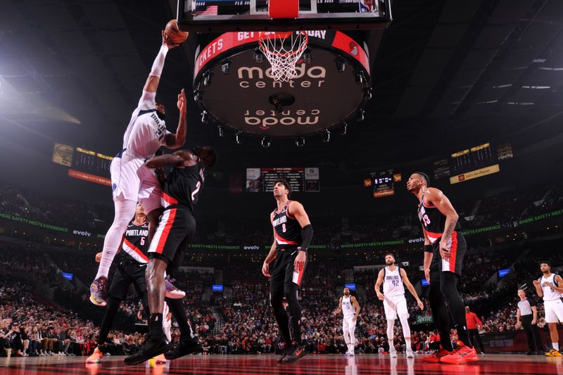 PORTLAND, OR - DECEMBER 1: Daniel Gafford #21 of the Dallas Mavericks dunks the ball during the game against the Portland Trail Blazers on December 1, 2024 at the Moda Center Arena in Portland, Oregon. NOTE TO USER: User expressly acknowledges and agrees that, by downloading and or using this photograph, user is consenting to the terms and conditions of the Getty Images License Agreement. Mandatory Copyright Notice: Copyright 2024 NBAE (Photo by Cameron Browne/NBAE via Getty Images)