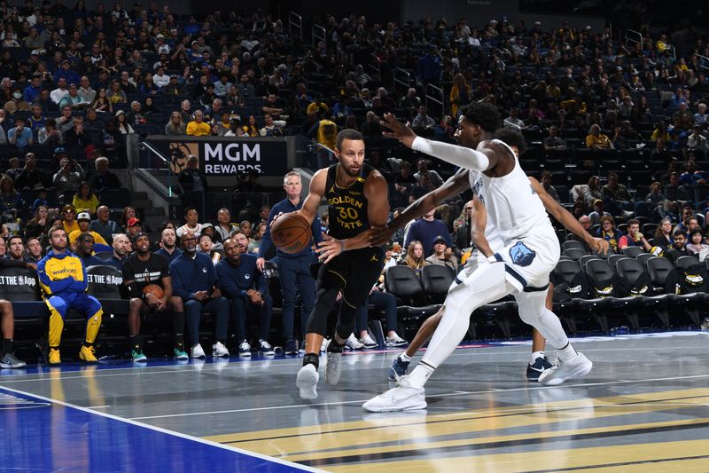 SAN FRANCISCO, CA - NOVEMBER 15: Stephen Curry #30 of the Golden State Warriors handles the ball during the game against the Memphis Grizzlies during the Emirates NBA Cup game on November 15, 2024 at Chase Center in San Francisco, California. NOTE TO USER: User expressly acknowledges and agrees that, by downloading and or using this photograph, user is consenting to the terms and conditions of Getty Images License Agreement. Mandatory Copyright Notice: Copyright 2024 NBAE (Photo by Noah Graham/NBAE via Getty Images)