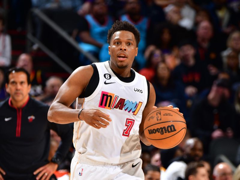 PHOENIX, AZ - JANUARY 6:  Kyle Lowry #7 of the Miami Heat drives to the basket during the game against the Phoenix Suns on January 6, 2023 at Footprint Center in Phoenix, Arizona. NOTE TO USER: User expressly acknowledges and agrees that, by downloading and or using this photograph, user is consenting to the terms and conditions of the Getty Images License Agreement. Mandatory Copyright Notice: Copyright 2022 NBAE (Photo by Barry Gossage/NBAE via Getty Images)